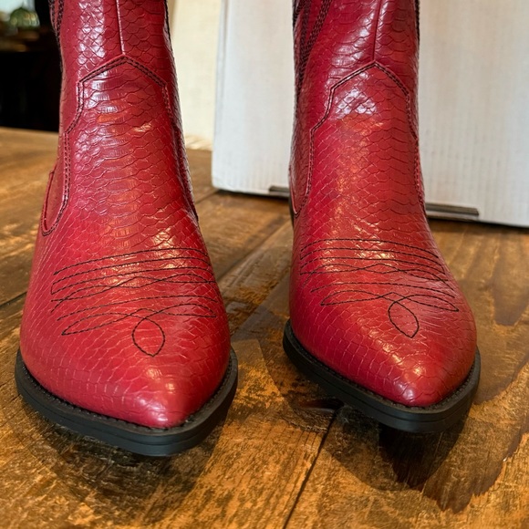 NEVER WORN!  Dirty Laundry (by Chinese Laundry) women's cowboy boots - Picture 3 of 16